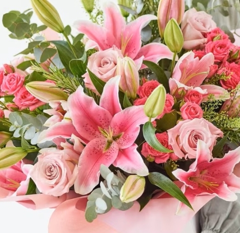 Finkley   Lily Bouquet with Vase